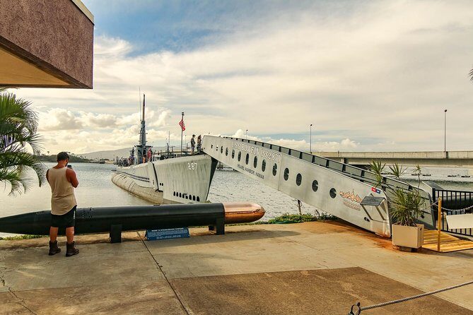 Best Of Pearl Harbor: USS Arizona Memorial & Historic Honolulu - Punchbowl Crater and the National Memorial Cemetery: quiet reflection stop