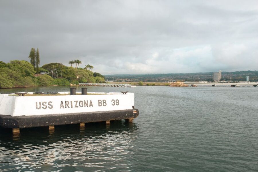 Oahu: Pearl Harbor, USS Arizona, and City Highlights Tour - Honolulu historic district highlights: Iolani Palace and beyond