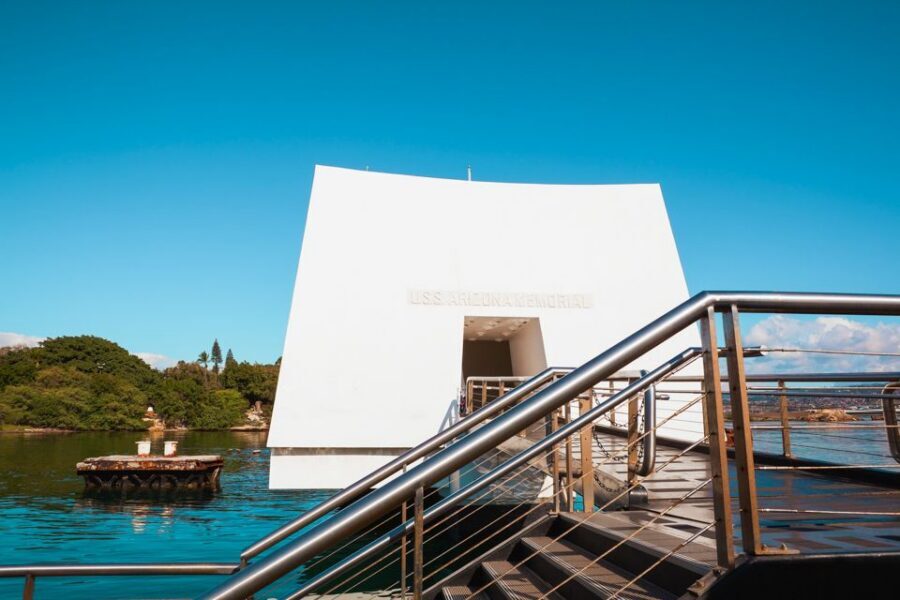 Oahu: Pearl Harbor, USS Arizona, and City Tour - Downtown Honolulu drive: Iolani Palace, Kawaiahaʻo Church, and the State Capitol