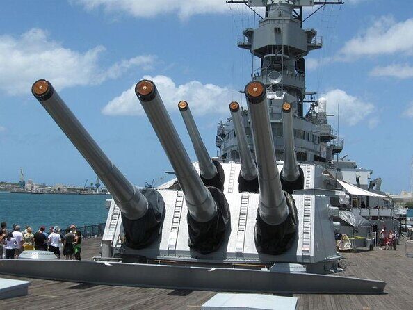 Oahu: Pearl Harbor USS Arizona Memorial & Battleship Missouri - Pearl Harbor Visitor’s Center: film and an in-person briefing