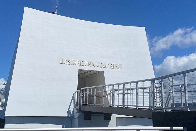 Oahu: Pearl Harbor USS Arizona Memorial Small Group Tour - Downtown Honolulu: Iolani Palace grounds and King Kamehameha statue