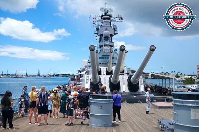 Pearl Harbor Remembered Tour - Downtown Honolulu on the return: a different pace, a helpful context